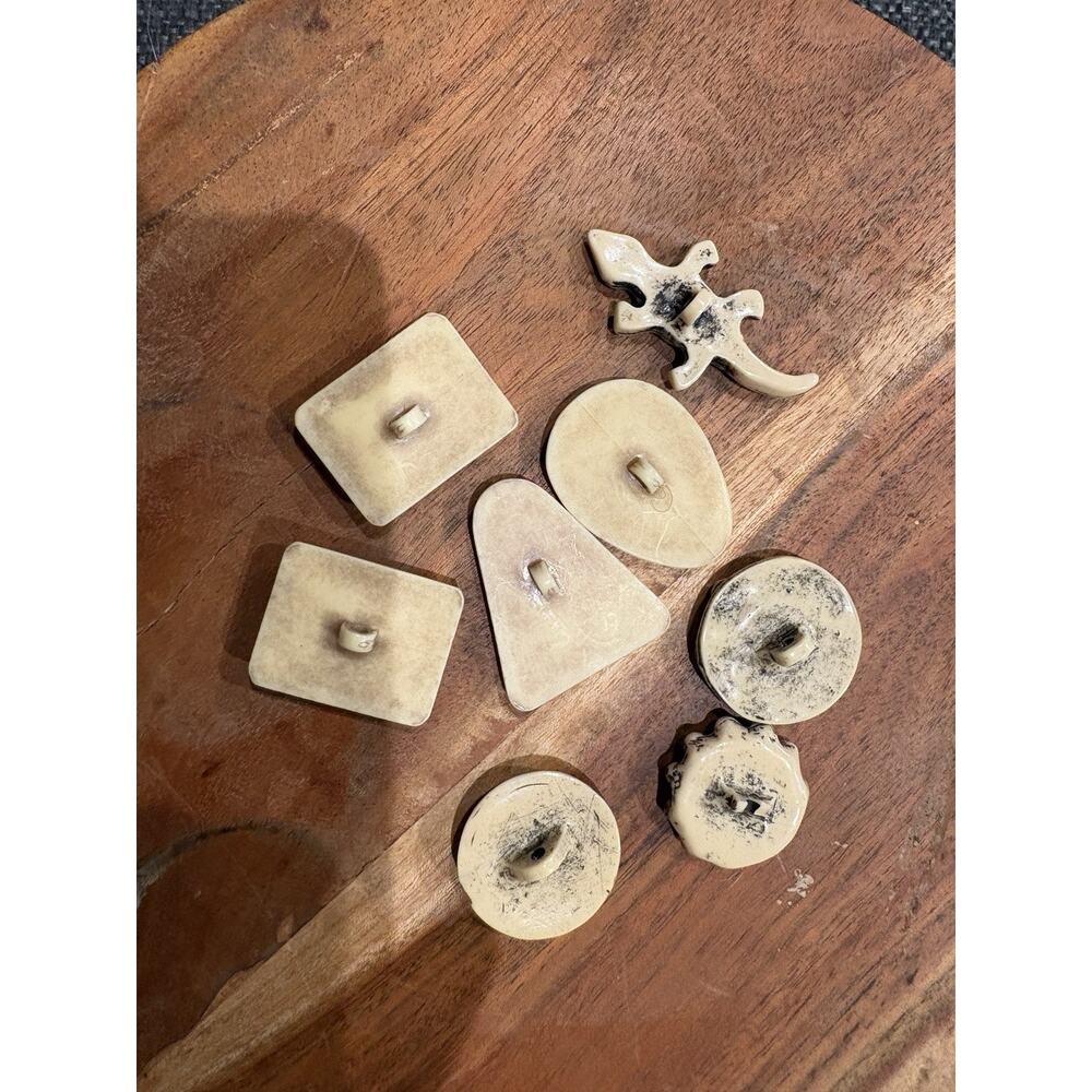 Vintage buttons poss made in Ecuador of nut material 8 buttons - Picture 9 of 9